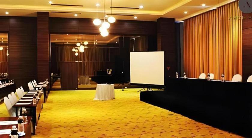Arch Hotel Bogor Buitenkant foto