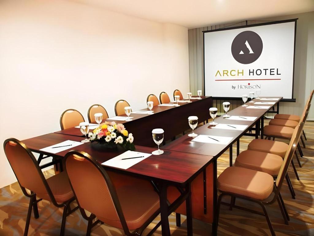 Arch Hotel Bogor Buitenkant foto