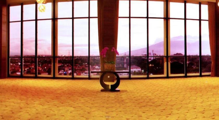 Arch Hotel Bogor Buitenkant foto